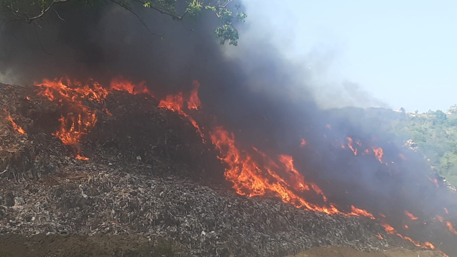 Continúa incendio en vertedero de Puerto Plata; terminal de cruceros y hoteles afectados ante esta situación