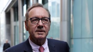 Tribunal absuelve a Kevin Spacey de todos los cargos de delitos sexuales