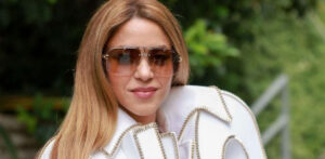 Shakira debuta en la semana de la Moda Alta costura con un irónico vestido blanco 