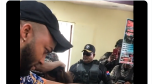 Coronel PN obliga joven de cabello largo a cortárselo; abogados cuestionan actuación