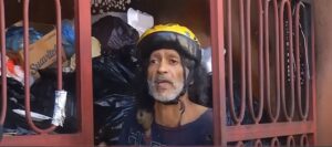 En Cristo Rey vecinos están preocupados por hombre acumula basuras en su casa 