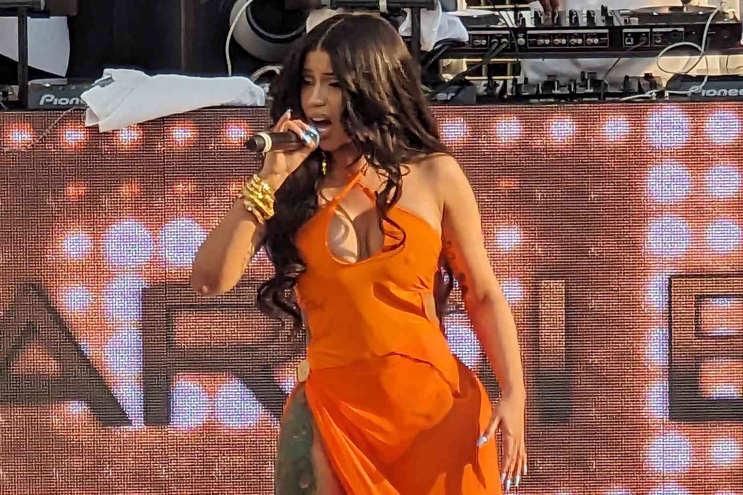 Esta es la mujer a la que Cardi B le arrojó el micrófono
