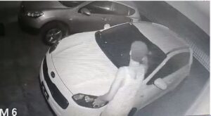 Apresan hombre provocó daños con martillo a vehículos en casa de monja en Yamasá