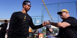 Los Piratas de Pittsburgh subieron a MLB a Endy Rodriguez, que se convierte en el número 41 entre los receptores dominicanos en MLB.