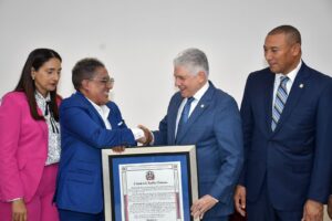 EL Senado reconoce a Kinito Méndez