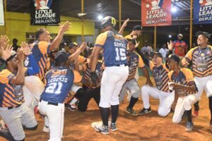 Jonrón de Gómez en continuación torneo chata softball ASOPROSADO