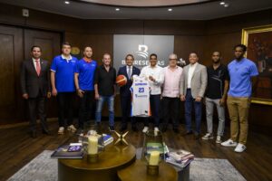 José Manuel Almonte, subadministrador administrativo de Banreservas, recibe la camiseta de la selección Nacional de Baloncesto.
