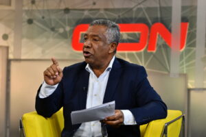 Juan Colón denuncia funcionarios del Gobierno son autores de libros de texto