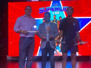 Julio Duquela (izq.) Joel Lithgow, ejecutivo Leones (der) Diego Colón (der) reciben sus premios en la gala prremiación