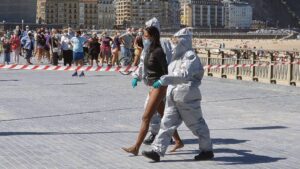 Multan a mujer por hacer surf con covid