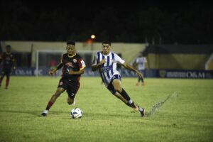 O&M FC y Atlético Vega Real disputaron su primer partido de Liguilla.