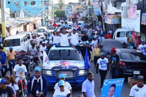 Precandidato a alcalde por SDN realiza mano a mano en Los Guaricanos