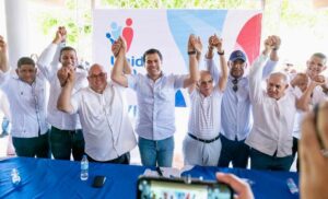 Roberto Angel juramenta director operativo Abel Martinez en Valverde