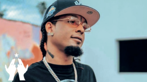 Un gesto conmovedor: Rochy se desnuda para donar su ropa a un indigente