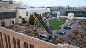 Elon Musk envuelto en un lío legal por la gigantesca “X” que instaló en la sede de la extinta Twitter 