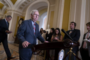 Senador Mitch McConnell se queda paralizado durante conferencia de prensaMitch McConnell