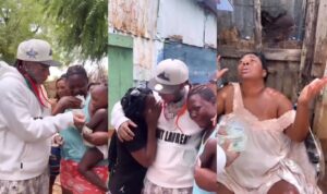 Tekashi 69 prende las redes tras repartir miles de dólares entre mujeres y niños pobres en RD