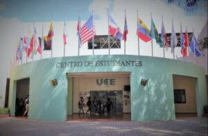 Estudiantes de la UCE exigen graduación presencial y llaman a cumplir el reglamento