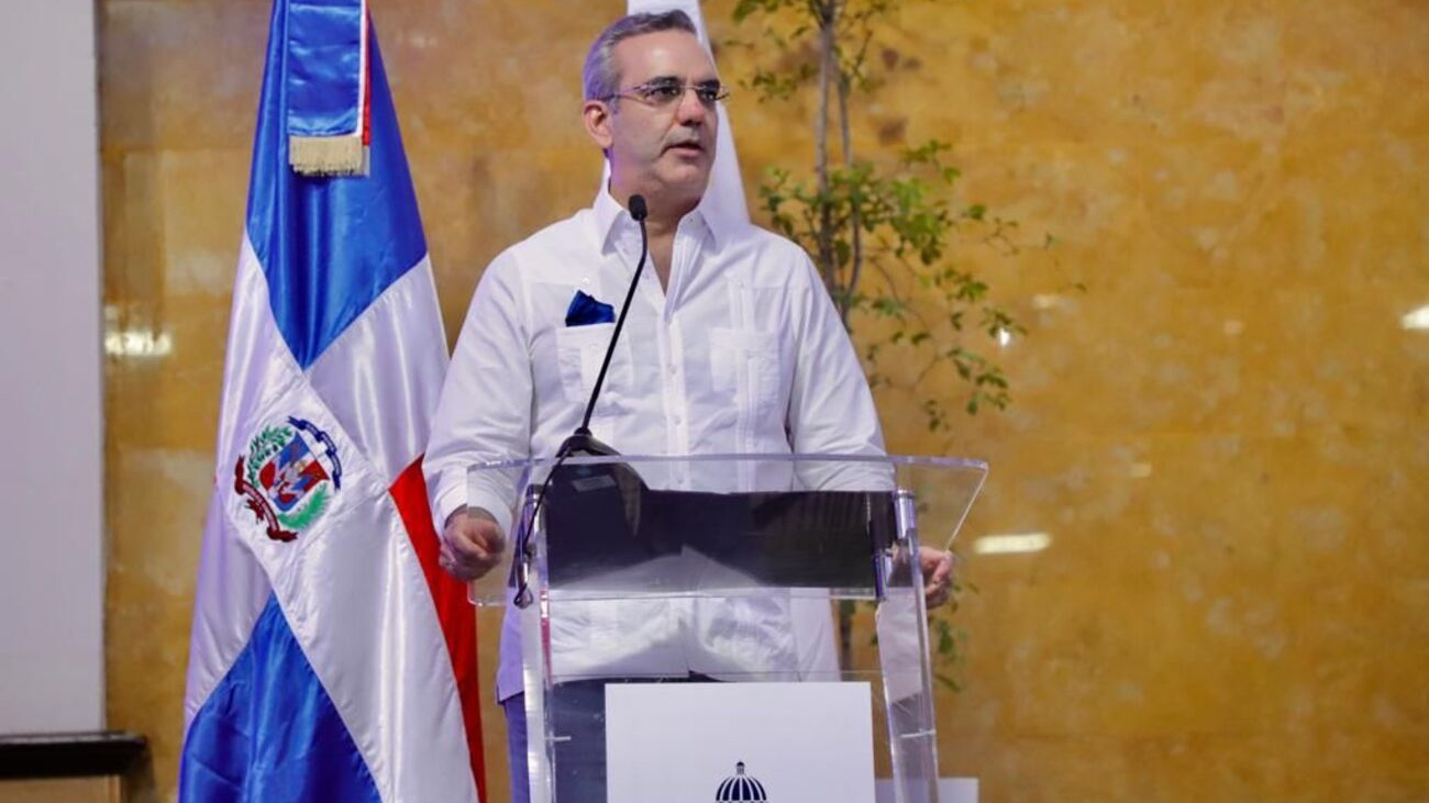 Tras ser diagnosticado por segunda vez con COVID, políticos desean recuperación a presidente Abinader  