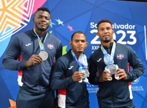Ramírez y Rodríguez, plata; Pérez bronce en lucha en San Salvador