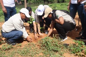 INABIE planta 2,050 árboles en jornada en Don Juan, Monte Plata