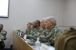 Capacitan alto mando militar en temas de gestión pública y liderazgo para tomar decisiones estratégicas