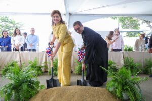 Vicepresidenta encabeza primer picazo para construcción de Parroquia San Andrés Apóstol en Santiago