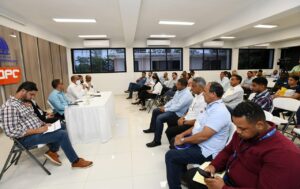 Deligne Ascención informa a pequeños contratistas sobre línea de crédito a baja tasa para acelerar obras en ejecución