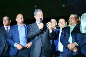 Miles de seguidores de Leonel Fernández le acompañan en el Armory Arena de Manhattan