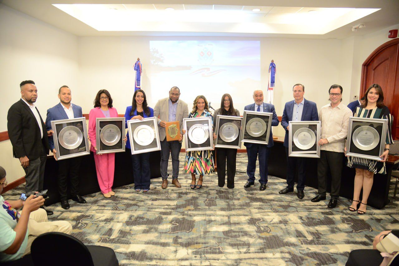 Junta Municipal de La Caleta reconoce al expresidente Danilo Medina