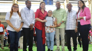 Gobierno entrega 544 títulos de propiedad en Azua