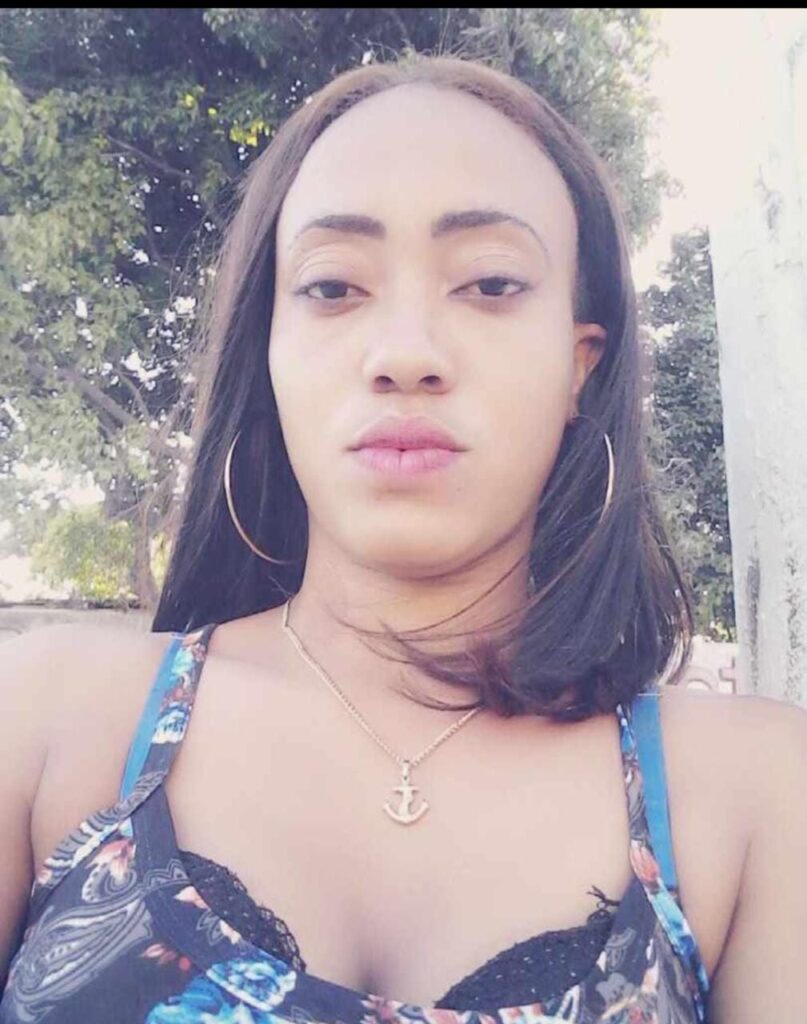 Hallan joven muerta desnuda en solar baldío en Boca Chica 