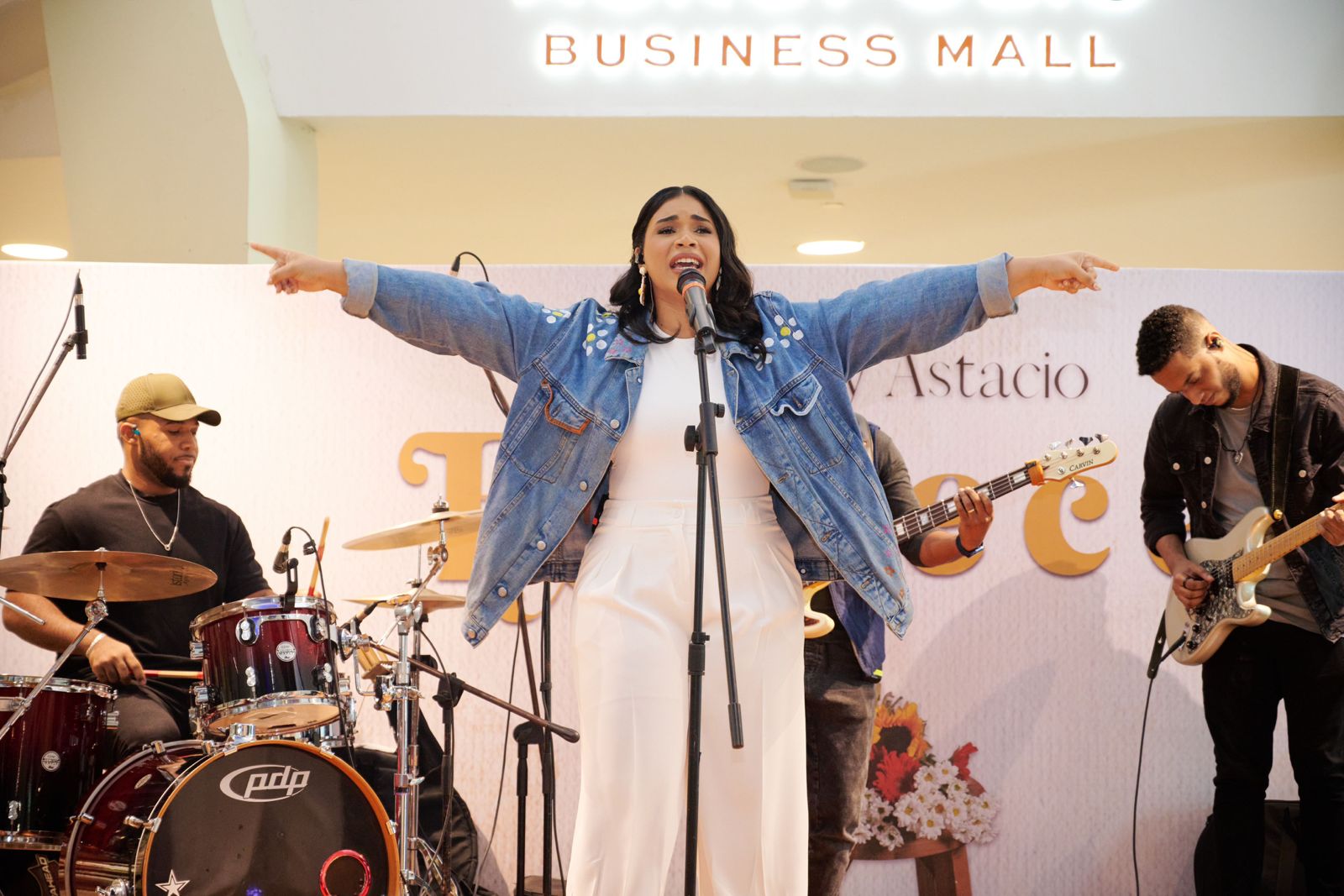 Melody Astacio presenta su primer álbum de estudio "Florecer"