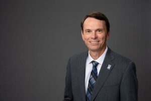 Presidente de la Universidad de Memphis viene a conocer jugadores dominicanos de baloncesto