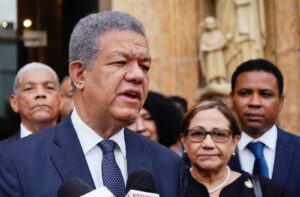 Leonel Fernández aboga por respeto al trabajo de periodistas