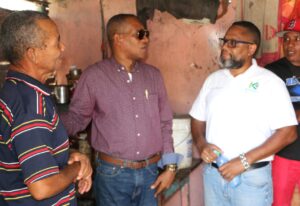 Comunitarios en Barahona repararan viviendas a personas de escasos recursos
