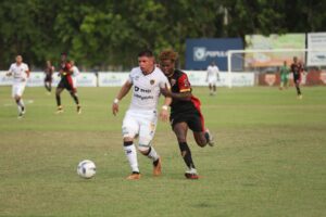 Muy apretado partido entre Atlético Vega Real y Atlético Pantoja que fue ganado por los veganos