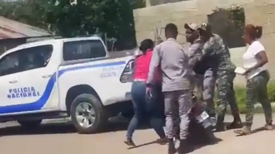 Graban a policía dándole una bofetada a una mujer en Bayaguana