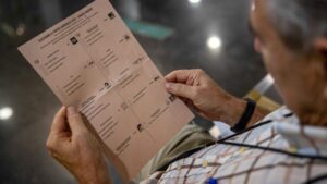El conservador PP adelanta a los socialistas por un escaño con el 56 % escrutado en España