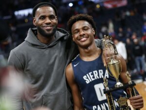 Bronny James recibe alta del hospital, LeBron dice que su familia está bien y sana 
