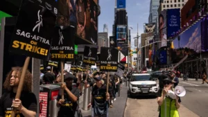 El gremio de escritores y actores de Hollywood realiza protestas