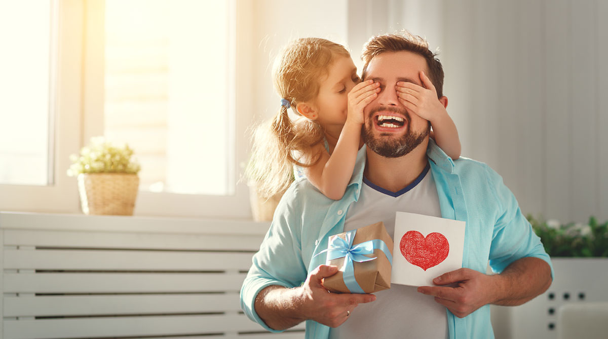 Aumenta flujo de personas en busca de regalos por Día del Padre