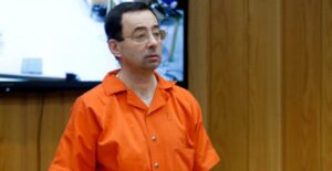 Médico que abusó de gimnastas en Estados Unidos fue apuñalado en la cárcel