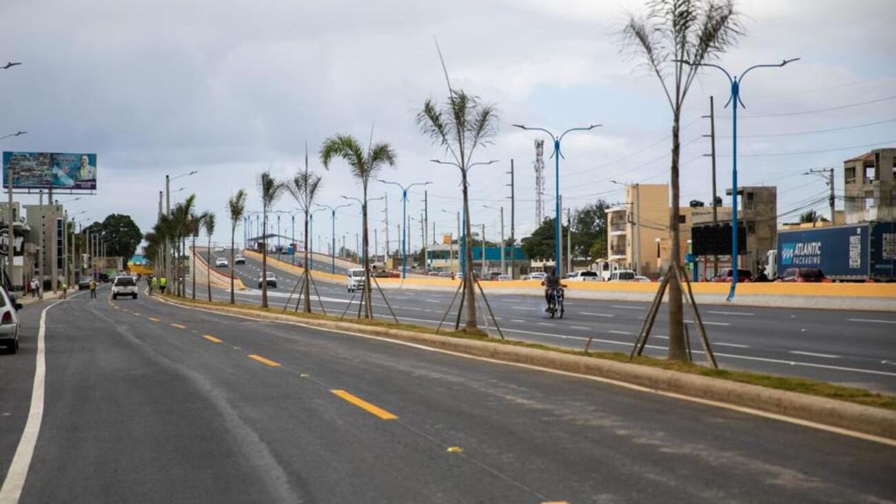 Hallan joven muerta desnuda en solar baldío en Boca Chica