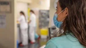 Llego el fin de la crisis de COVID en España: Sin mascarillas en farmacias ni hospitales
