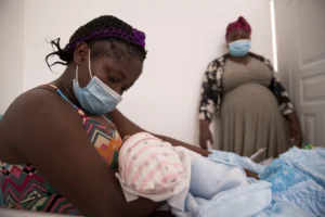 Ciudadanos respaldan cobro de servicios a haitianas que vienen a dar a luz al país 