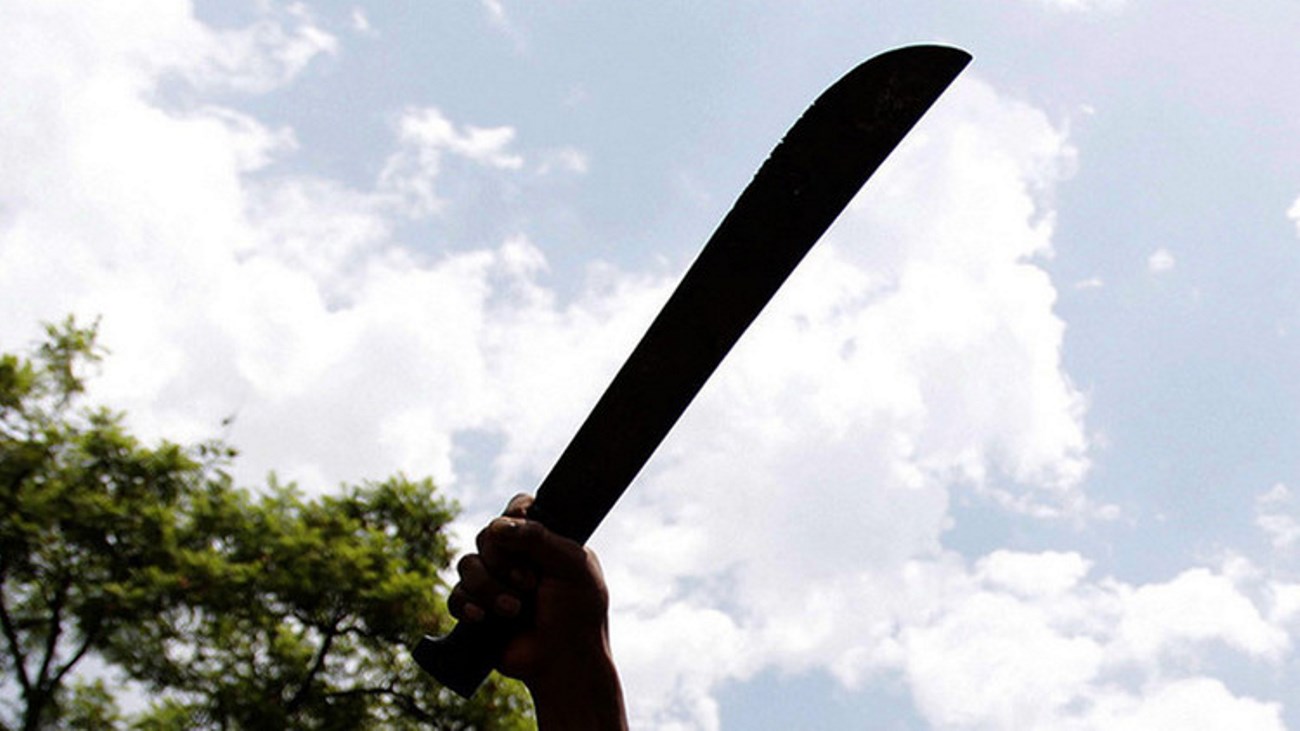 Mujer ataca con machete a otra sin mediar palabras en Capotillo