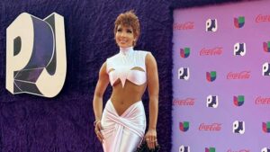 Sarodj luce sensual y con estilo clásico en la alfombra roja de Premios Juventud 2023