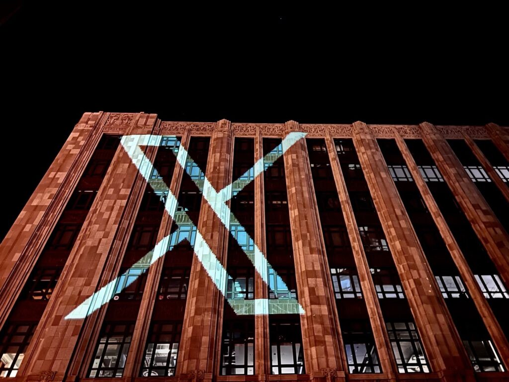 El logo de TwitterX es tan "X" como sus cambios en la plataforma
