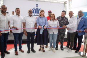 Vicepresidenta inaugura nuevo destacamento policial y una cancha de baloncesto y voleibol en Los Tres Brazos, S.D.E